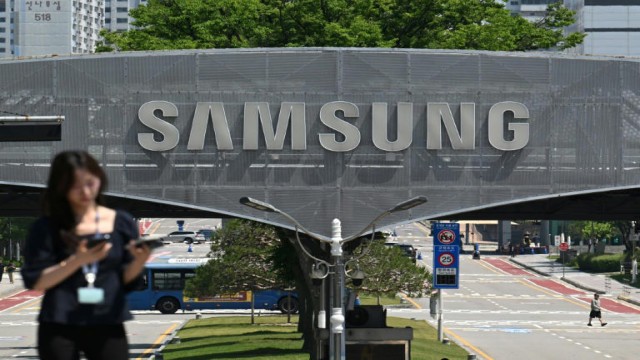Samsung Forecasts 1,810% Profit Surge on AI Memory Boom, but Shares Tumble