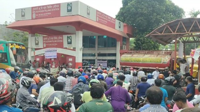 Satkhira DC Orders Sale of Existing Fuel Stock at Old Prices