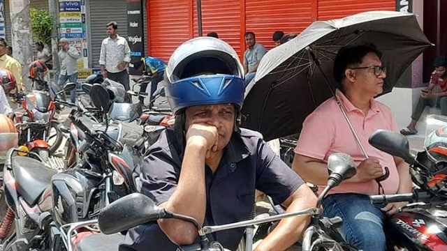 Drivers Face Heat and Hunger in Kilometer-Long Fuel Queues