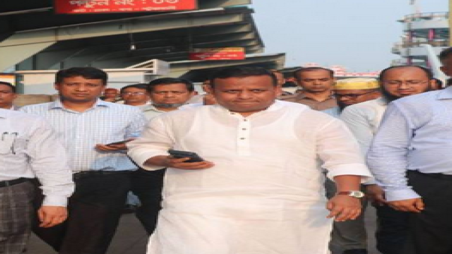 Minister Razib makes surprise visit to Sadarghat