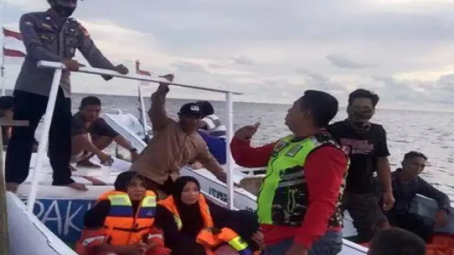 Passenger Boat Sinks Off Indonesian Island, 24 Missing and 1 Dead