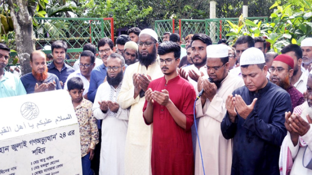 BRUR Vice-Chancellor Visits Martyr Abu Sayed's Grave on July Martyrs' Day