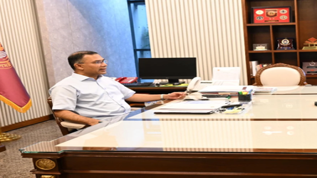 Outgoing Navy Chief Admiral Nazmul Hassan Pays Farewell Call on Prime Minister