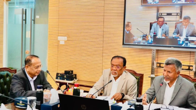 Adviser Calls for Faster Manifesto Implementation, Avoid Bureaucratic Complexities