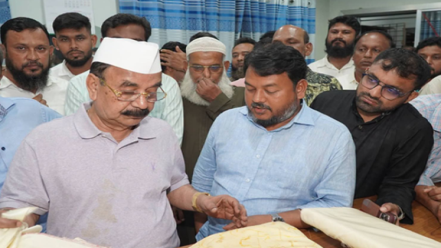 BNP Leader Gayeshwar Chandra Roy Visits Rajshahi Silk Showroom, Purchases Fabrics Worth Tk 50,000