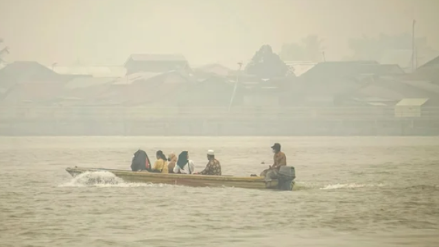 Indonesia's Borneo Island Chokes Under Wildfire Haze as Residents Fear for Health