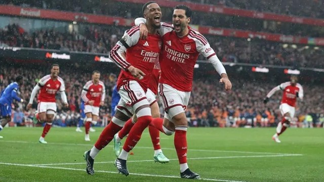 Arsenal Beat Everton 2-0 to Draw Level with Manchester City