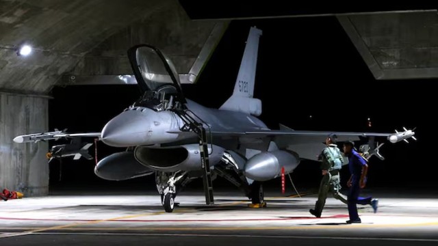Taiwan receives first batch of new F-16V fighter jets from US