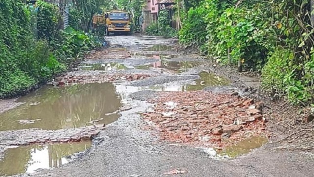 Potholes, Waterlogging Make Tanor-Mohonpur Road Hazardous