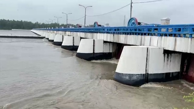 Teesta River Near Danger Level, Flood Fears Grip Low-Lying Areas