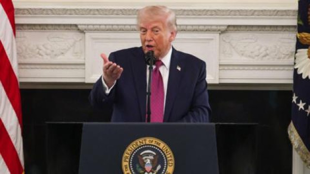 Trump Extends Iran Ceasefire While Maintaining Pressure on Ports