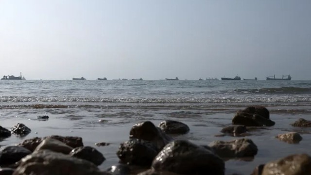 Strait of Hormuz Shipping Traffic Falls to Single Digits Over Weekend