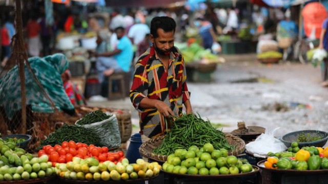 Vegetable and Fish Prices Rise Amid Rain, Consumers Face Market Pressure