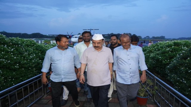 BNP Standing Committee member and Dhaka-3 MP Goyeshwar Chandra Roy is welcomed by Rajshahi City Corporation Administrator Mahfuzur Rahman Riton at Hazrat Shah Makhdum Airport in Rajshahi on Thursday afternoon. Photo: Collected