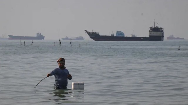 Tensions Rise as Iran Warns Against US Naval Mission in Strait of Hormuz