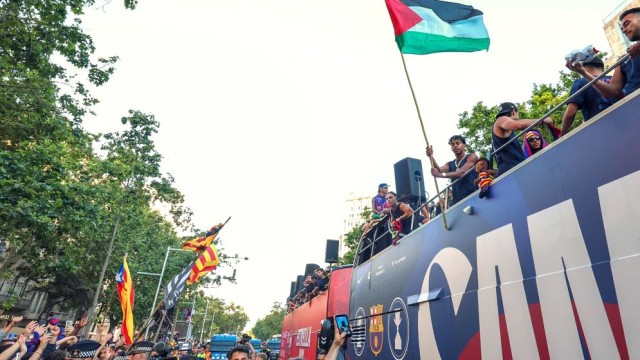 Lamine Yamal Praised for Waving Palestinian Flag During Barcelona Title Parade
